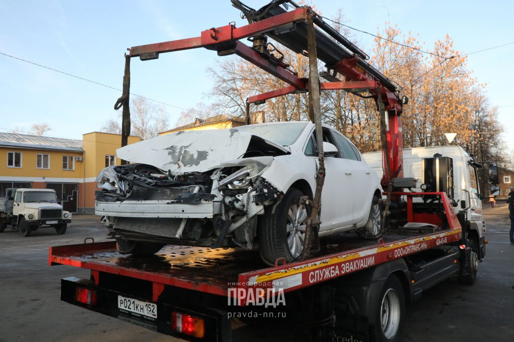 «Мобильный мемориал» с машиной, попавшей в ДТП, проехал по улицам Нижнего Новгорода