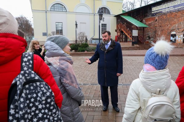 «Я открываю Нижний»: Замгубернатора Андрей Бетин прогулялся со школьниками по Кремлю