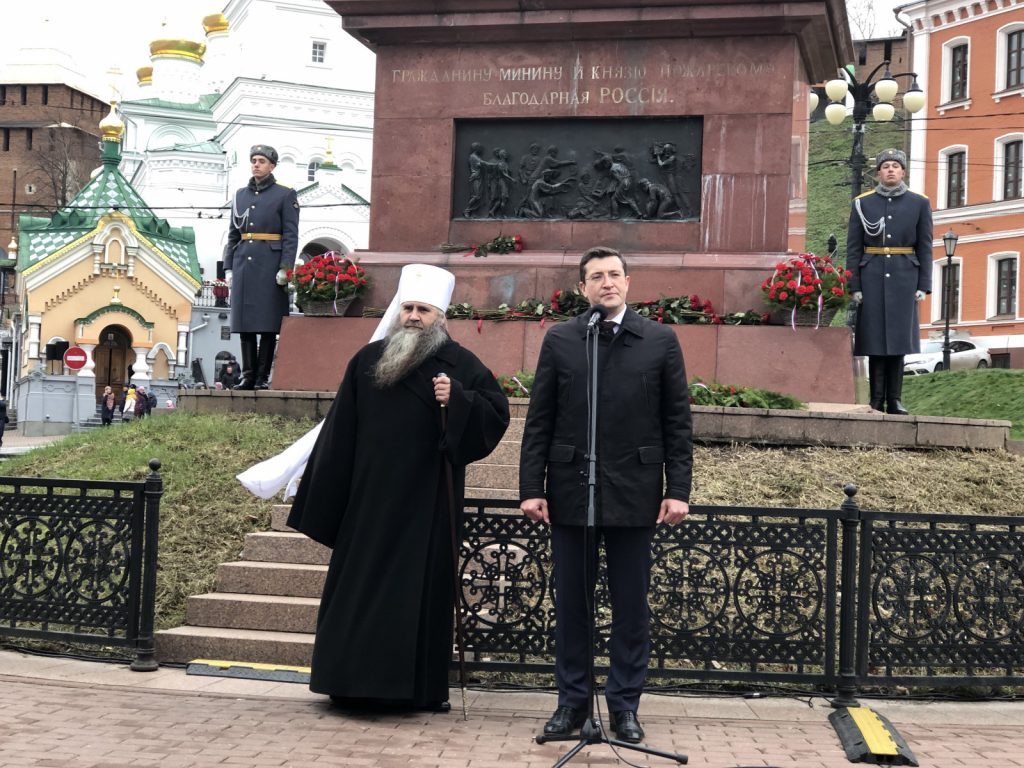 Глеб Никитин возложил цветы к памятнику Минину и Пожарскому на площади Народного единства