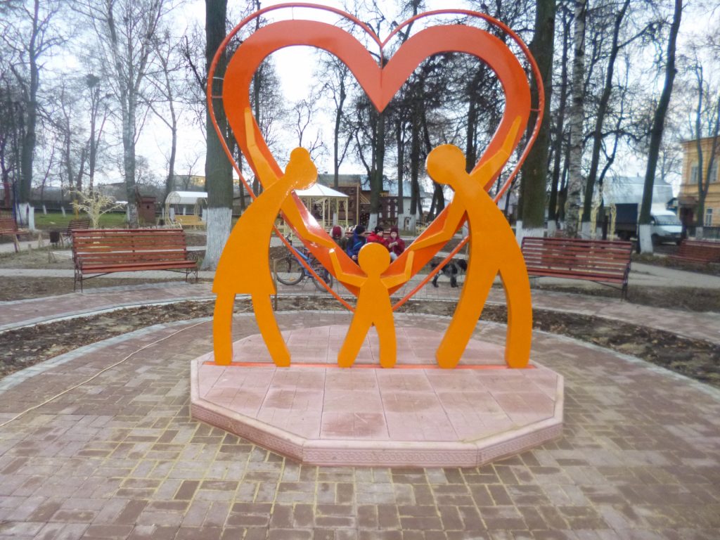 «Сердце семьи», танцевальная площадка и зона для бракосочетаний появились в сквере «Семь + Я» рабочего поселка Ардатов Нижегородской области