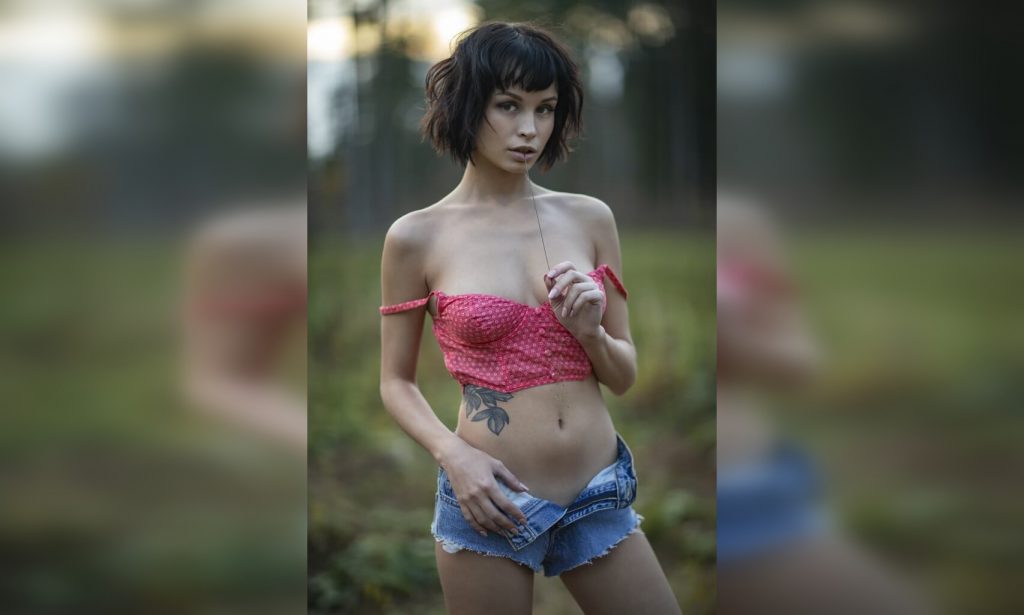 Playboy показал скандальную фотосессию обнаженной нижегородской шлифовщицы (18+)