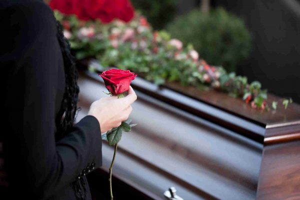 Сотрудники нижегородской ритуальной компании «похоронили» живого человека
