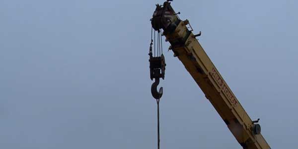 Тело мужчины нашли повешенным на башенном кране на стройке в Дзержинске