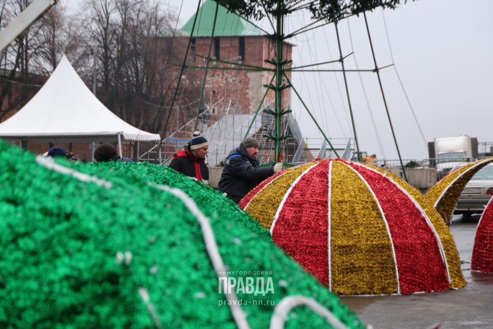 Фото дня: главную новогоднюю ёлку установили на площади Минина