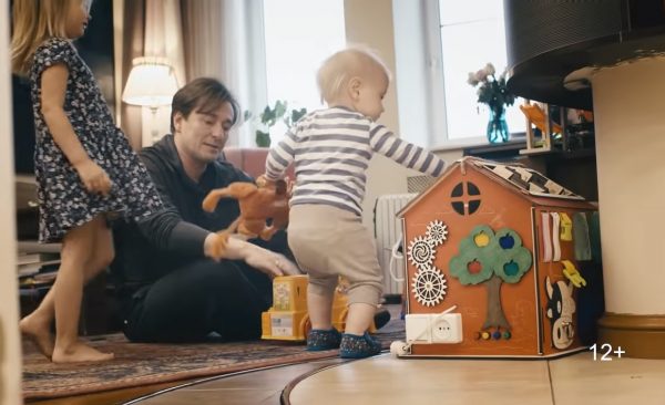 «Я счастлив, что меня всегда ждут дома»: Сергей Безруков показал детей в новом клипе