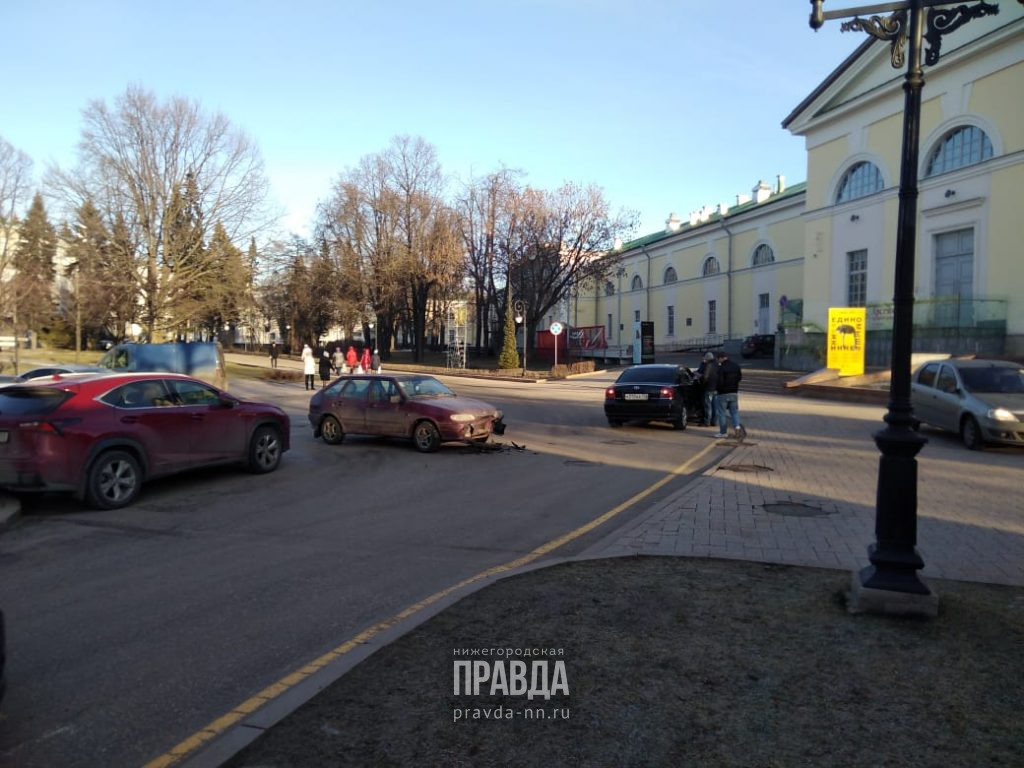 Два автомобиля столкнулись на территории Нижегородского кремля