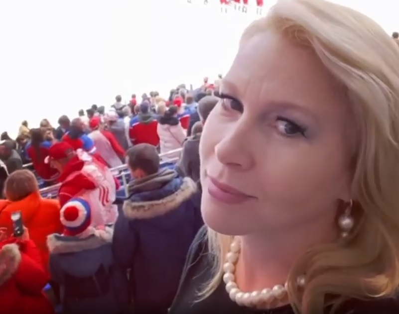 Екатерина Одинцова пришла на хоккей “на шпильках и в жемчуге”