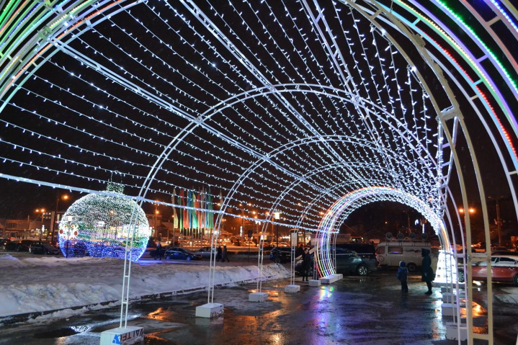Пятиметровый фонтан и светодиодные матрешки: показываем, как преобразится площадь Советская к Новому году