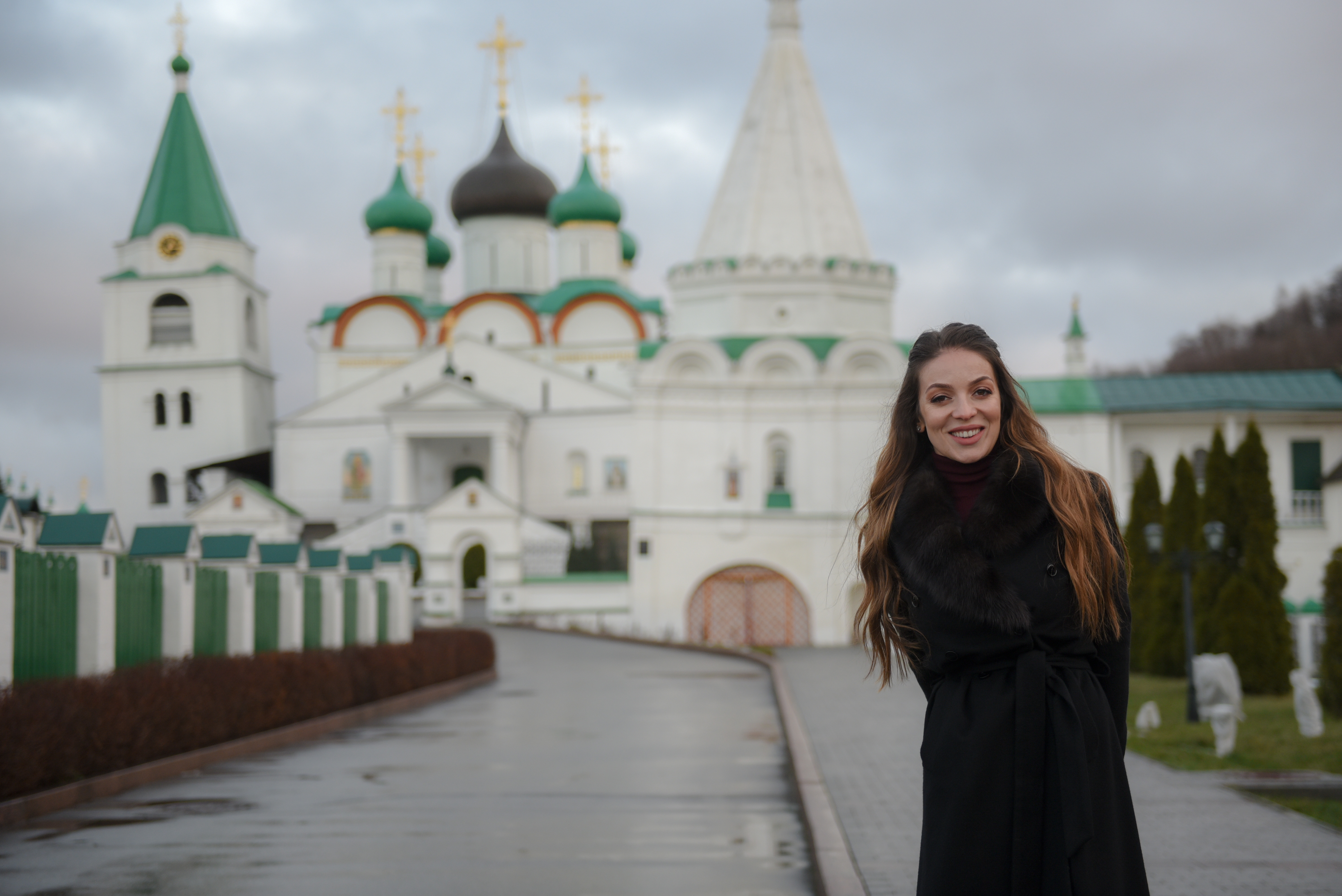 Путешествие нижний. Зарина Догузова в Нижнем Новгороде. Туристы в Нижнем Новгороде. Нижний Новгород фото туристов. Зарина в монастыре.