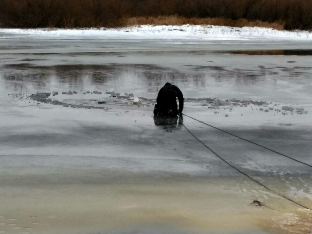 20 спасателей искали рыбака, провалившегося под лед на Сейме