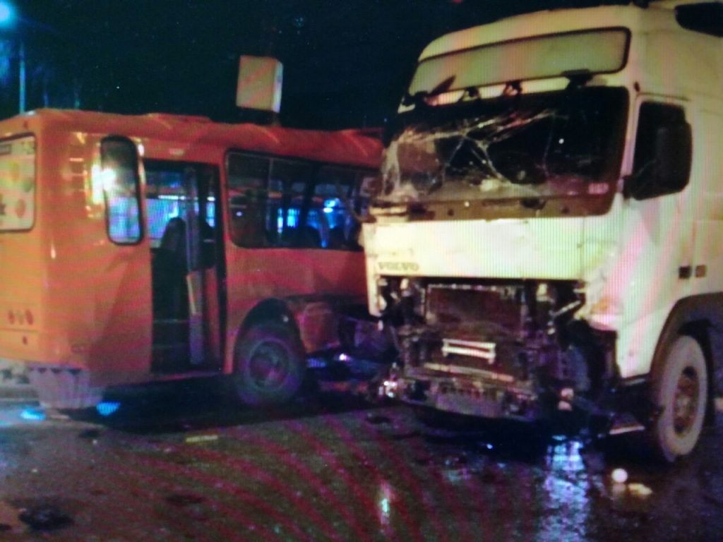 Грузовик врезался в автобус с пассажирами в Приокском районе