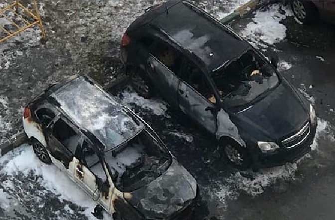 Две машины сгорели при загадочных обстоятельствах в Нижнем Новгороде