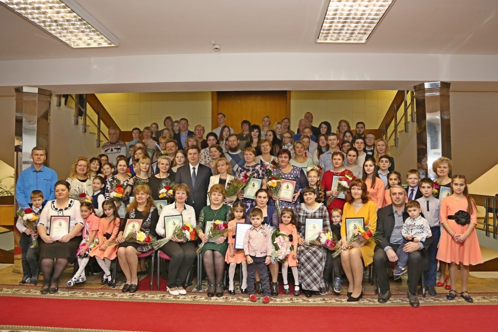 Андрей Гнеушев вручил награды 26 многодетным матерям региона