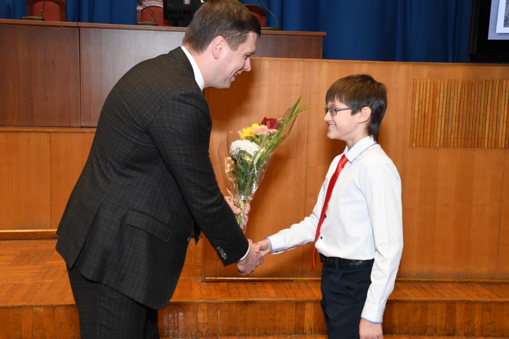 Андрей Гнеушев торжественно вручил именные стипендии 15 одаренным детям с ограниченными возможностями здоровья