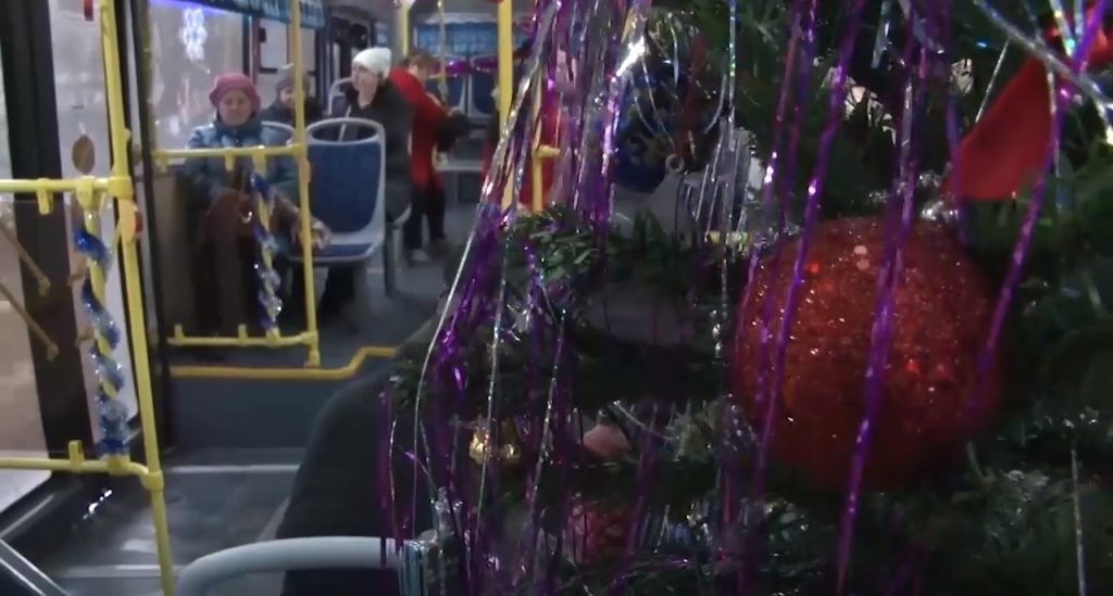 Новогоднюю ёлку поставили в пассажирском автобусе в Дзержинске