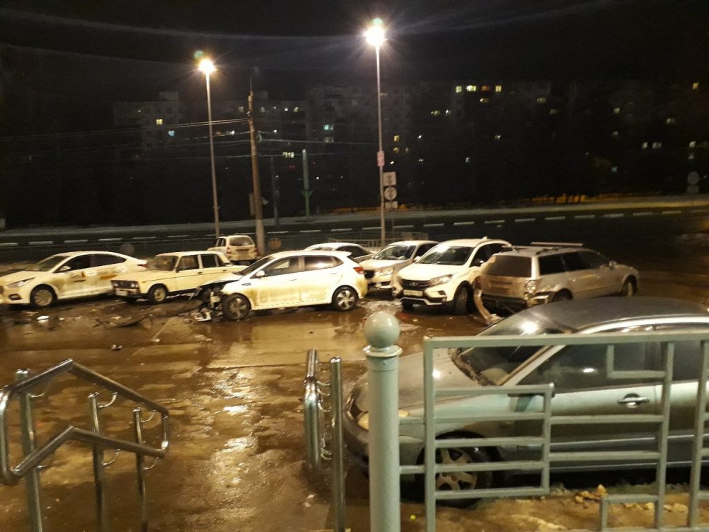 6 автомобилей столкнулись на парковке в Приокском районе