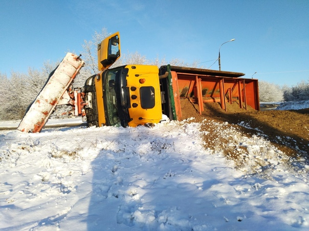 Снегоуборочная машина легла на бок в Дзержинске