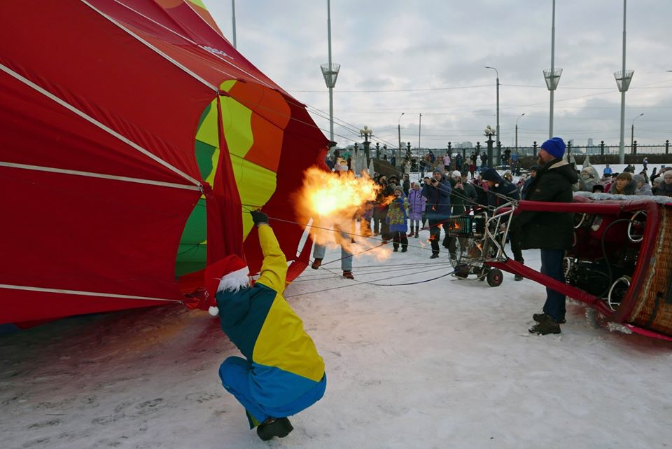 Видео дня: Дед Мороз зажег горелку, и 3 воздушных шара поднялись над Нижним Новгородом