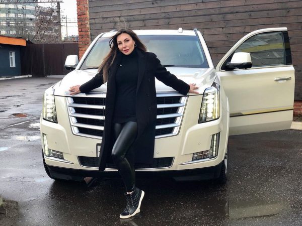 «Скучает без дела»: Наталья Бочкарёва выставила на продажу любимый «Cadillac»