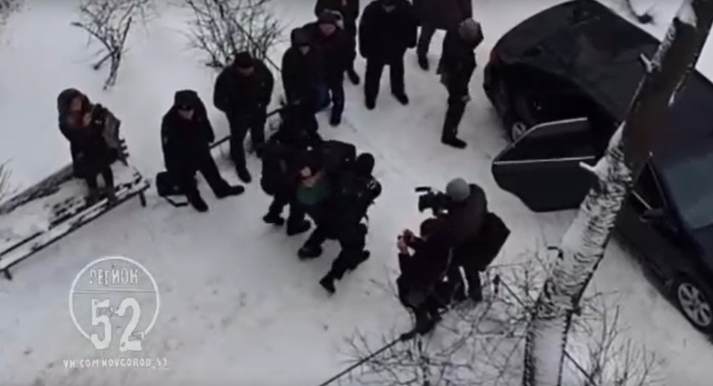 Опубликовано видео задержания подозреваемого в незаконном обороте боеприпасов в доме на улице Светлоярская