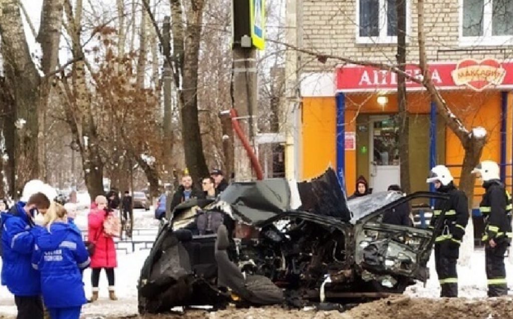Машина всмятку: водитель погиб, пассажир оказался в реанимации после страшного ДТП в Нижнем Новгороде