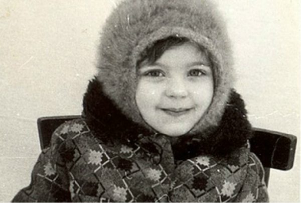 «Ничуть не изменилась»: Ирина Пегова умилила соцсети фотографией из детства