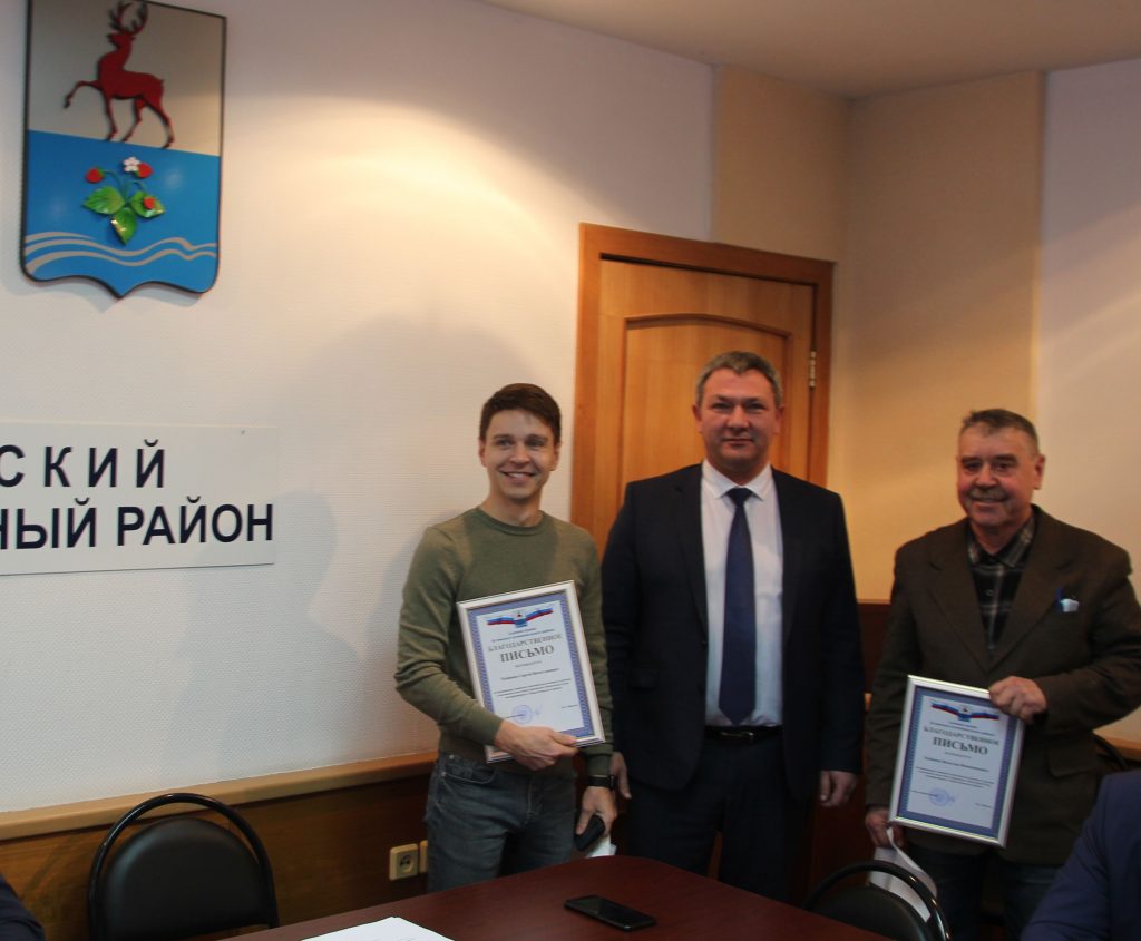 Глава администрации Кстовского района наградил активистов деревни Ройка за организацию новогоднего праздника