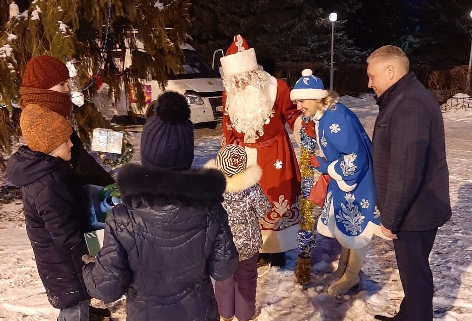 Больше 50 детей из Сеченовского района получили сюрпризы от Деда Мороза в рамках акции «Подарите детям сказку»