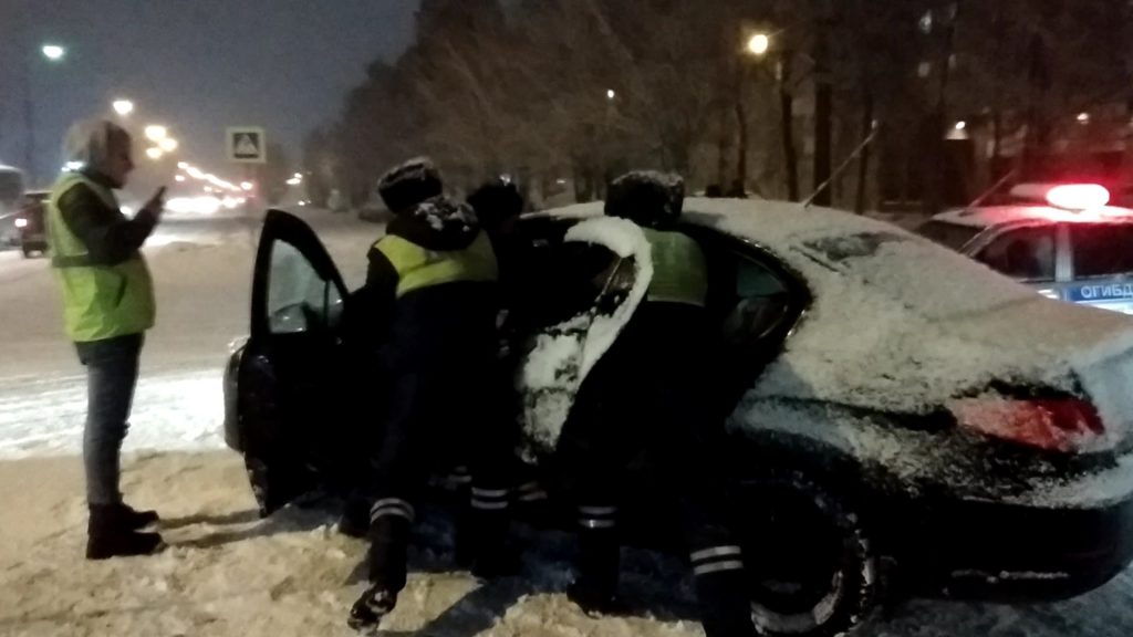 Трое сотрудников ГАИ вытаскивали из машины водителя-дебошира в Дзержинске
