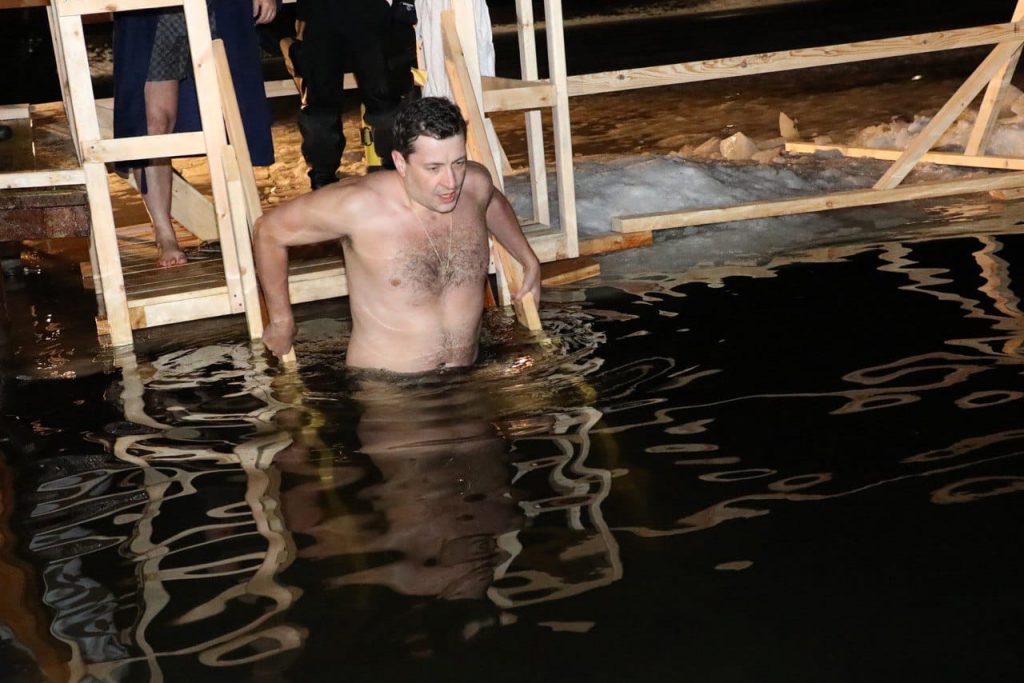 Глеб Никитин принял участие в крещенских купаниях на Щелоковском хуторе