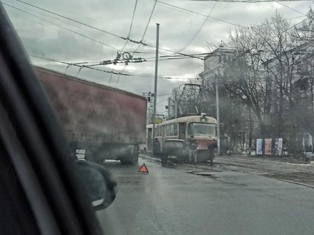 «Ока» врезалась в трамвай на улице Коминтерна: образовалась огромная пробка