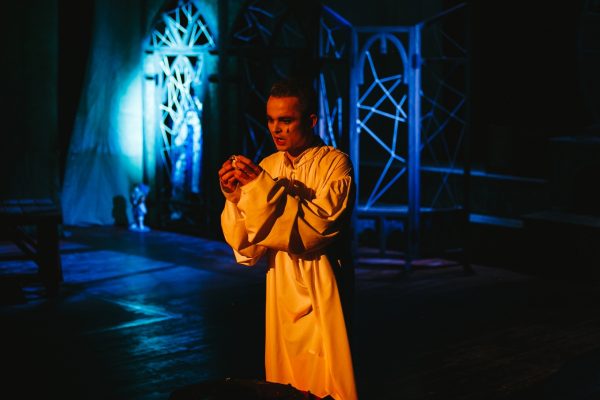 «Быть или не быть?»: в театре «Вера» поставили пьесу по ранней версии «Гамлета»