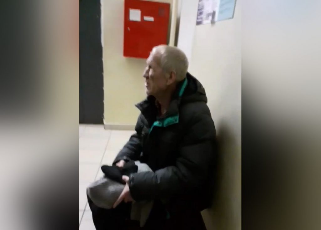 «Мужчину осмотрели, утром он покинул больницу»: в арзамасской больнице ответили на видео с оставленным в коридоре пациентом