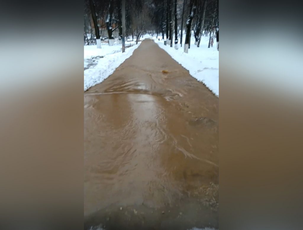 Проспект Гагарина затопило из-за прорыва трубы в Приокском районе