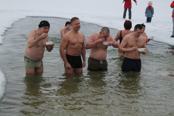 Обед в проруби и забег в купальниках: показываем, как нижегородские моржи отметили День русского пельменя