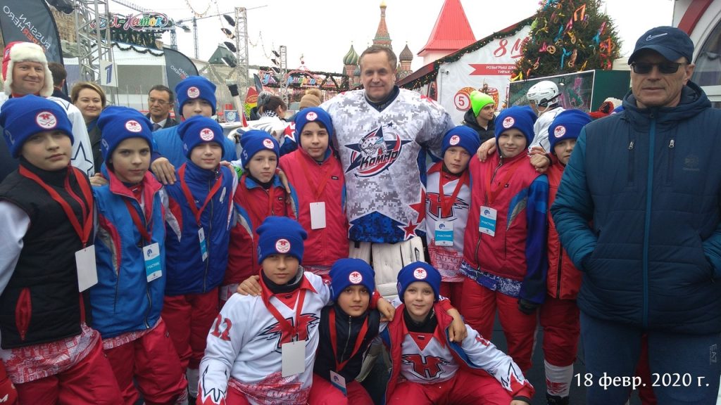 Дети и звёздные артисты сыграли в русский хоккей на Красной площади