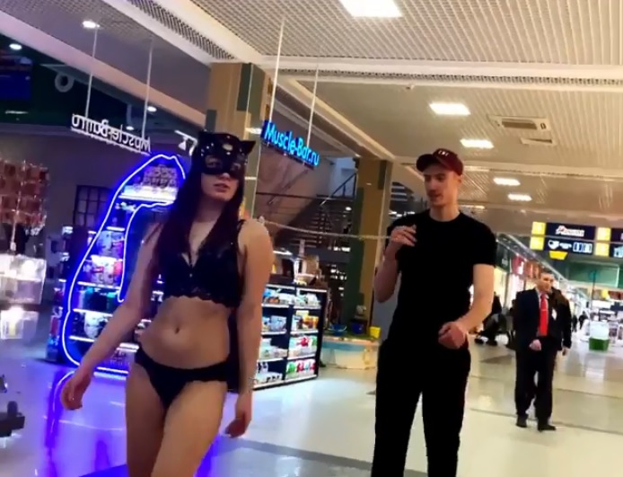 Нижегородский блогер пришёл в торговый центр с полуголой девушкой на поводке (18+)