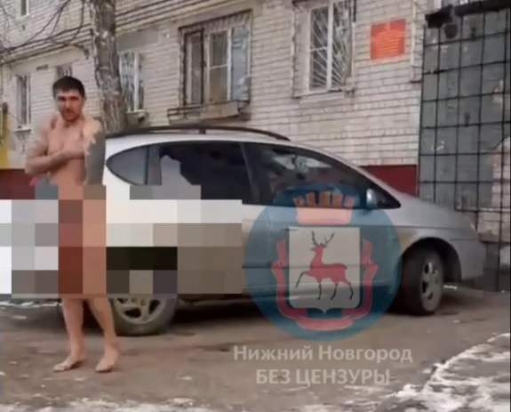«Он просто нудит»: нижегородцы сняли на видео голого нижегородца