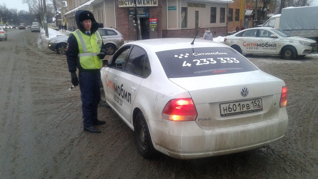 Около 90% нижегородских таксистов работают нелегально