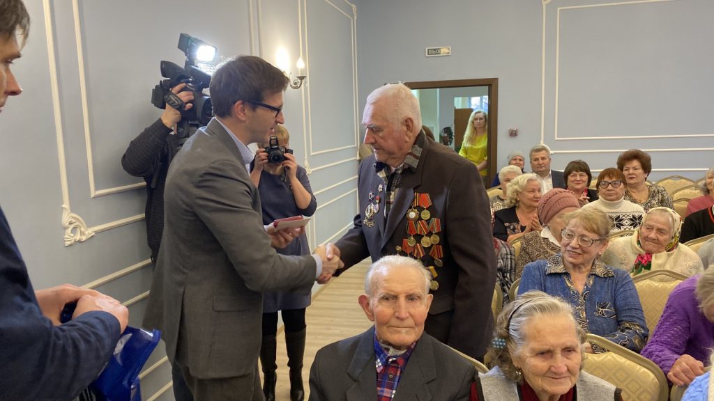 Андрей Харин вручил медали к Юбилею Победы уренским ветеранам