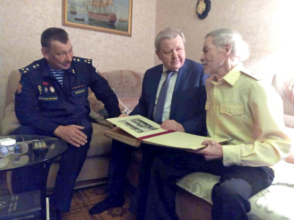 Дмитрий Краснов вручил награду нижегородскому ветерану подразделений особого риска