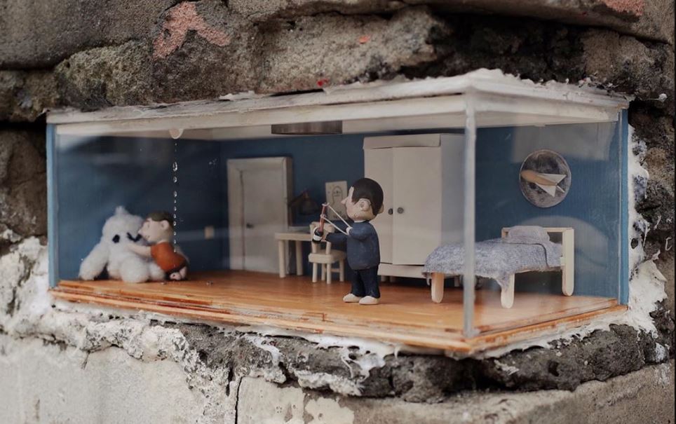 «История о том, как рождается неравенство»: новая инсталляция уличного художника Ивана Серого появилась в Холодном переулке