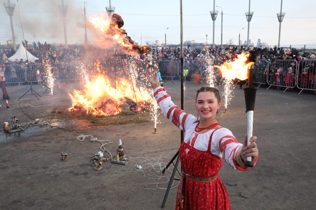 С солнцем и блинами: показываем, как на Нижегородской ярмарке отпраздновали Масленицу
