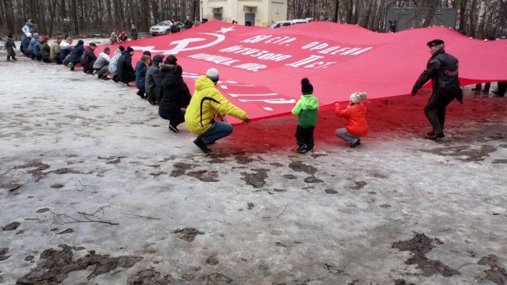 Гигантское знамя Победы развернули в Нижнем Новгороде