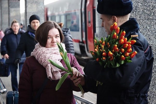 Цветы и песни подарили нижегородкам сотрудники полиции