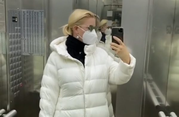Екатерина Одинцова нарушила домашний режим и отправилась на прогулку с внуком