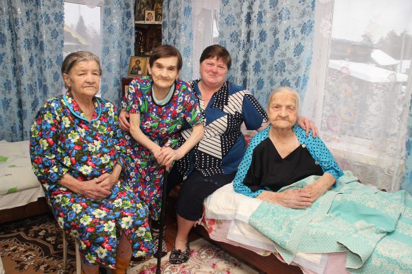 Семейная пара из Семёновского района приняла в свой дом трёх одиноких бабушек