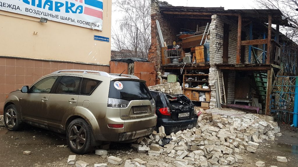 Кирпичная стена рухнула на припаркованные автомобили в Канавинском районе (ФОТО)