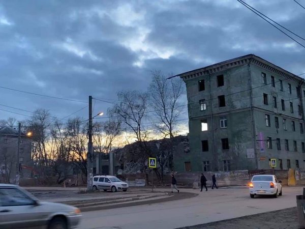 Аварийный дом на улице Героя Самочкина сносят