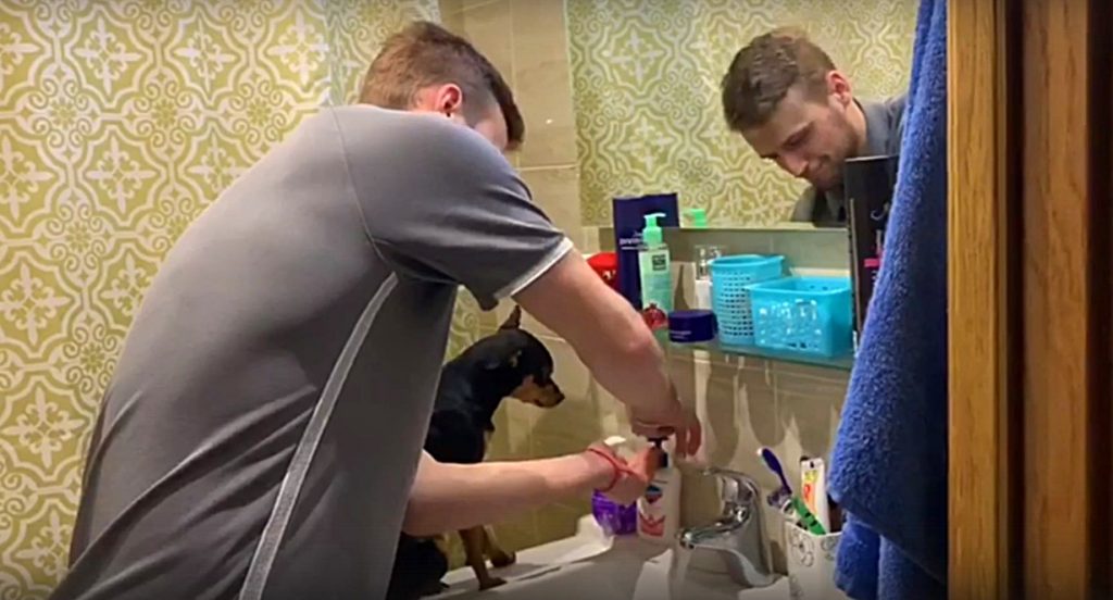 Нижегородские хоккеисты вымыли руки себе, близким и собаке для участия в челлендже